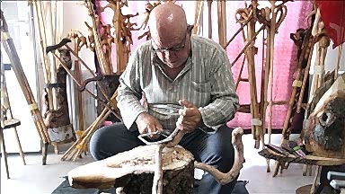 Doğadan topladığı ağaç dallarını işleyerek bastona dönüştürüyor  